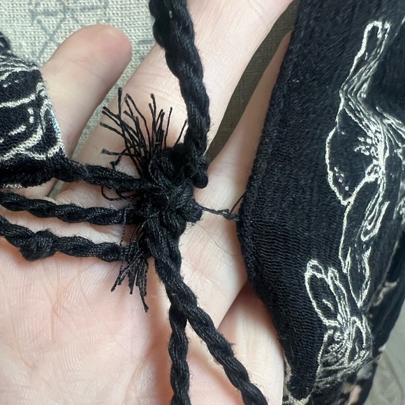 Black Floral Light Weight Blouse! - Picture 10 of 12